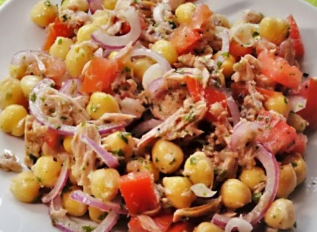 TRATA Tonhal saláta Super Bowl Csicseriborsóval 170g Alupack termék fő termékképe